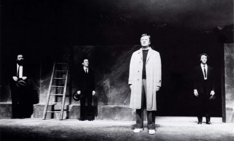 PAR LES VILLAGES de Peter Handke Avec notamment Andrzej Seweryn. Théâtre de Chaillot, 1983 Photo Rault Enguerand.