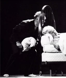 Michel Piccoli, Jacqueline Maillan. LE RETOUR AU DÉSERT, mise en scène Patrice Chéreau. Théâtre du Rond-Point, 1988.