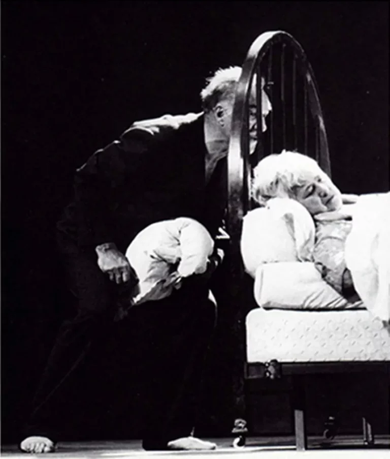 Michel Piccoli, Jacqueline Maillan. LE RETOUR AU DÉSERT, mise en scène Patrice Chéreau. Théâtre du Rond-Point, 1988.