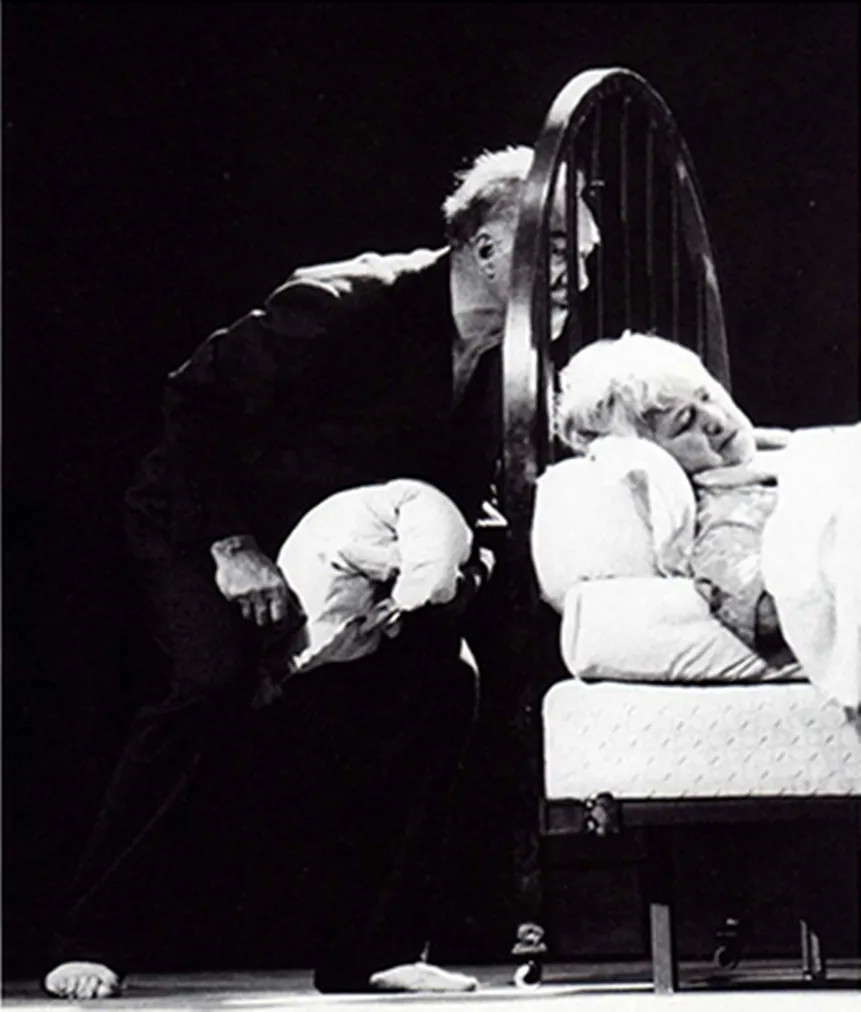 Michel Piccoli, Jacqueline Maillan. LE RETOUR AU DÉSERT, mise en scène Patrice Chéreau. Théâtre du Rond-Point, 1988.