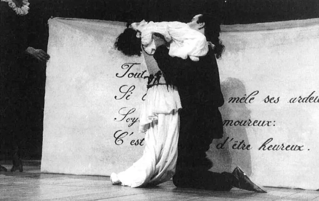 L’acteur danse avec une marionnette dans LE MÉDECIN VOLANT de Molière, mise en scène Dario Fo, 1990 - Photos Roger Viollet.