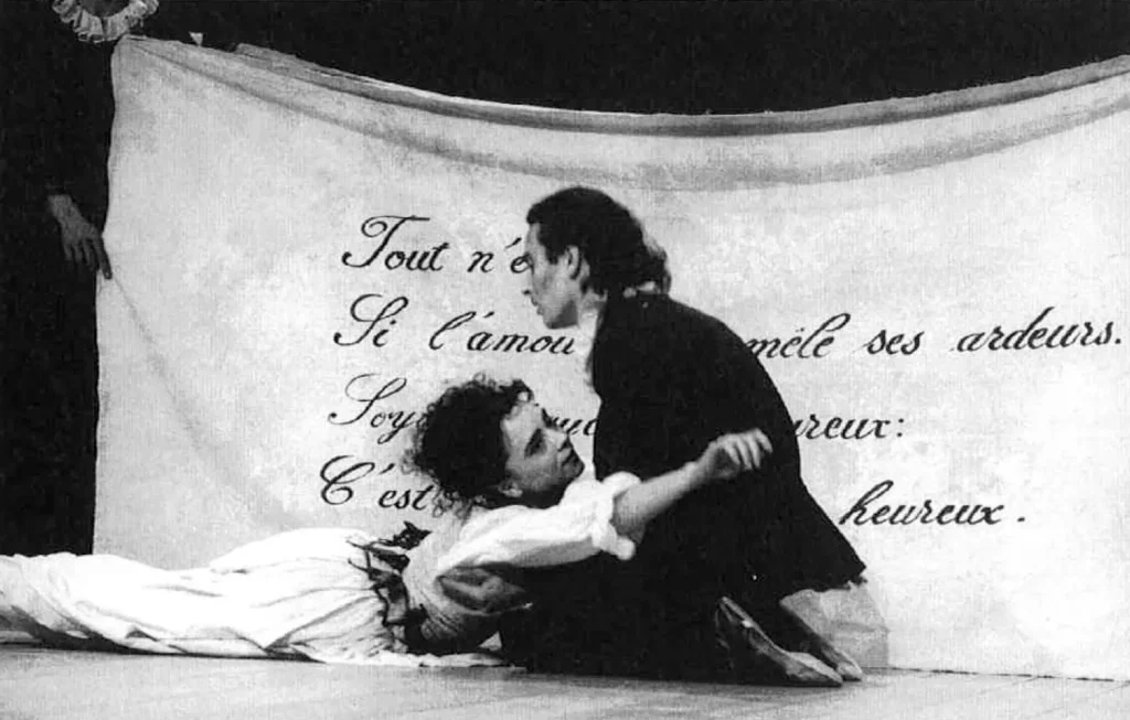 L’acteur danse avec une actrice dans LE MÉDECIN VOLANT de Molière, mise en scène Dario Fo, 1990 - Photos Roger Viollet.