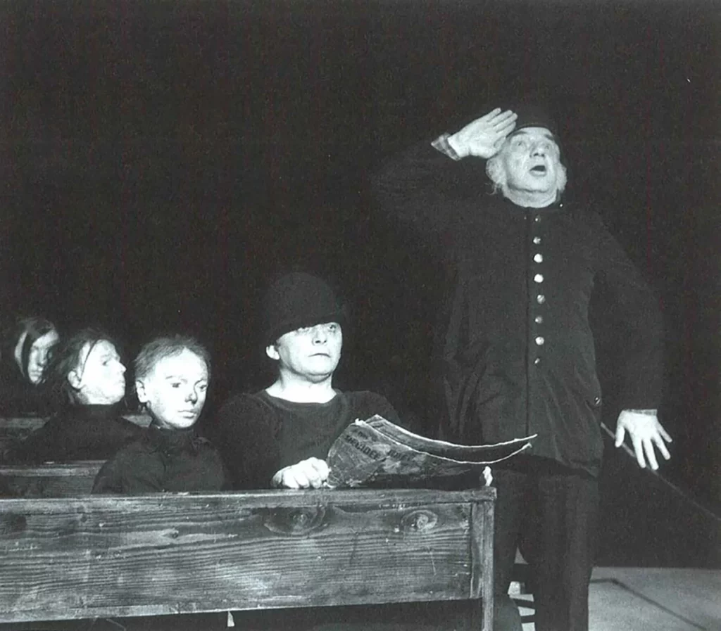 LA CLASSE MORTE, mise en scène Tadeusz Kantor, 1977. Photo Marc Enguerand.