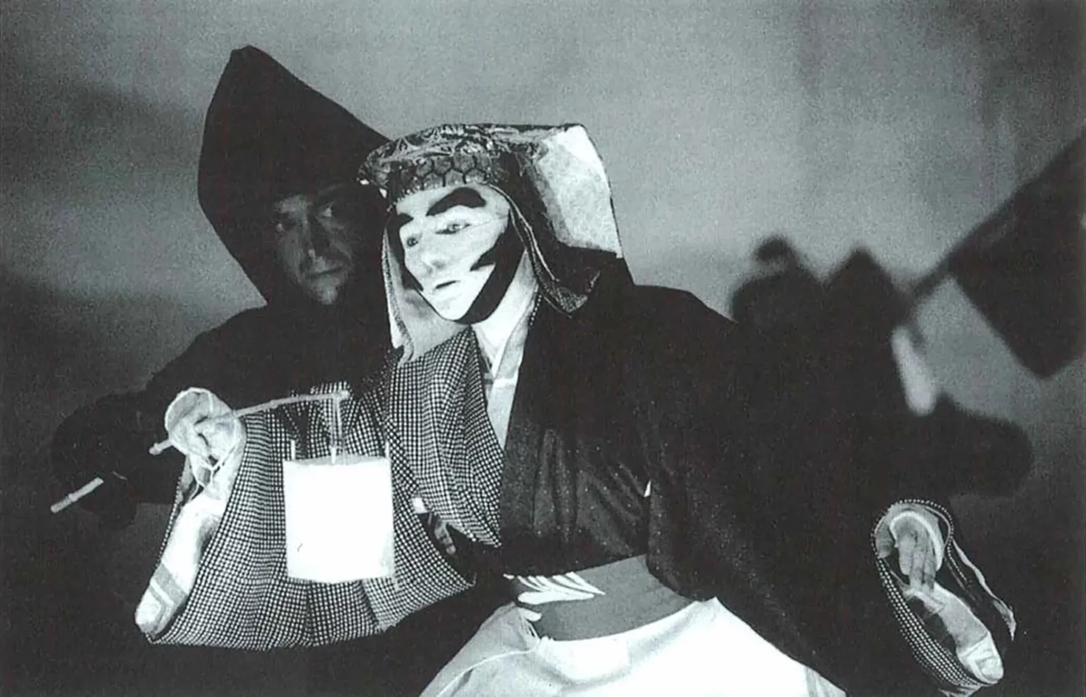 Duccio Bellugi- Vannuccini et son manipulateur, TAMBOURS SUR LA DIGUE d’Hélène Cixous, mise en scène Ariane Mnouchkine, 1999. Photo Michelle Laurent.