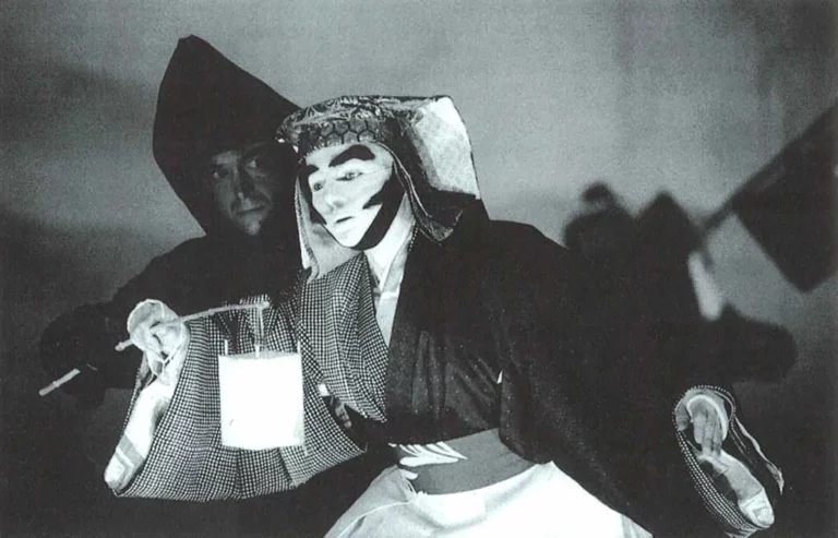 Duccio Bellugi- Vannuccini et son manipulateur, TAMBOURS SUR LA DIGUE d’Hélène Cixous, mise en scène Ariane Mnouchkine, 1999. Photo Michelle Laurent.