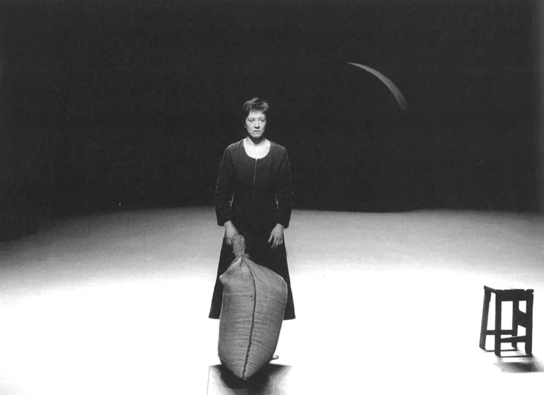 Valérie Dréville dans DES COUTEAUX DANS LES POULES de David Harrower, mise en scène Claude Régy, 2000. Photo P. Victor.