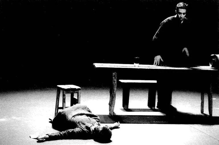 Valérie Dréville, Yann Boudaud dans DES COUTEAUX DANS LES POULES de David Harrower, mise en scène Claude Régy, 2000. Photo P. Victor.