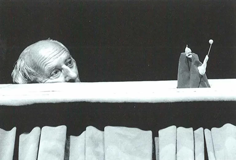 Jacques Fornier dans LES ABERRATIONS DU DOCUMENTALISTE, mise en scène Ézéchiel Garcia-Romeu et François Tomsu, 1999. Photos Brigitte Enguerand.