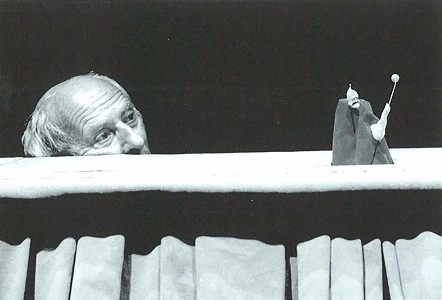 Jacques Fornier dans LES ABERRATIONS DU DOCUMENTALISTE, mise en scène Ézéchiel Garcia-Romeu et François Tomsu, 1999. Photos Brigitte Enguerand.