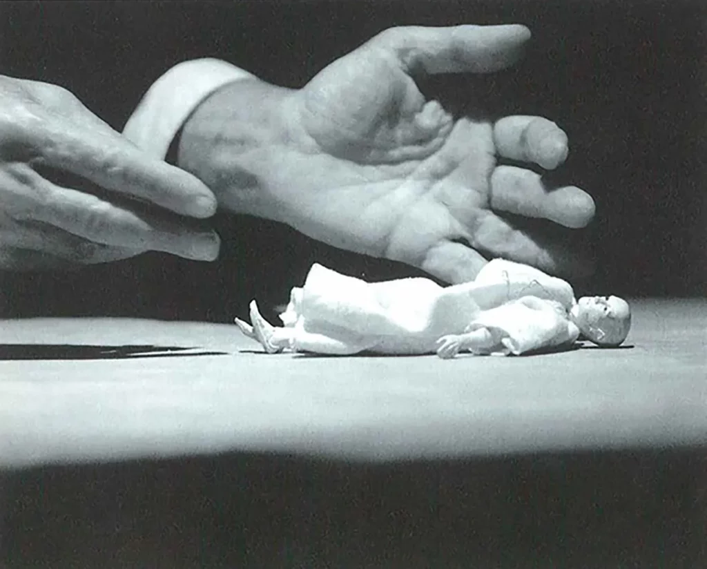 Jacques Fornier dans LES ABERRATIONS DU DOCUMENTALISTE, mise en scène Ézéchiel Garcia-Romeu et François Tomsu, 1999. Photos Brigitte Enguerand.