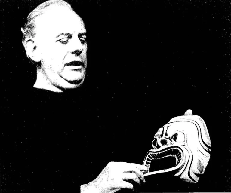 Dario Fo avec un masque de Donato Sartori. Photo Centro Maschere.