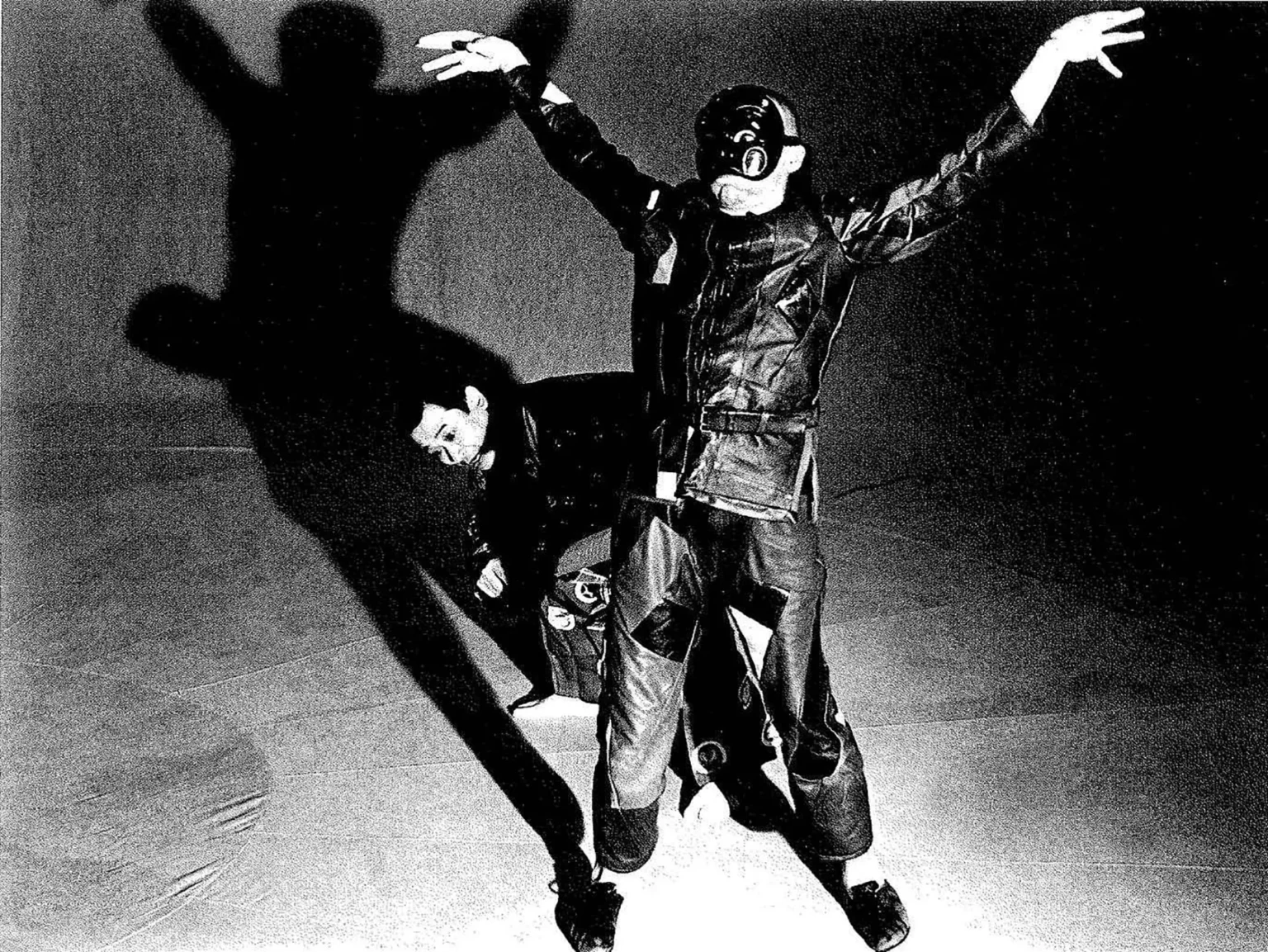 Didier Galas masqué et Matsumoto Kaoru dans MONNAIE DE SINGES. Photo Philippe Chagnon.