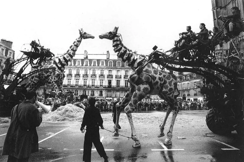 LES CHASSEURS DE GIRAFES, mise en scène Jean-Luc Courcoult, septembre 2000. Photo Pascal Gely.