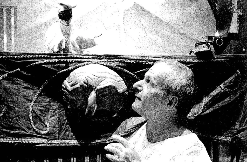 Bruno Leone devant son casteletet avec Polichinelle, 2000.