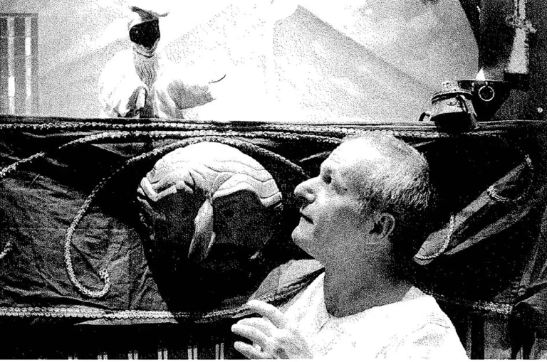 Bruno Leone devant son casteletet avec Polichinelle, 2000.