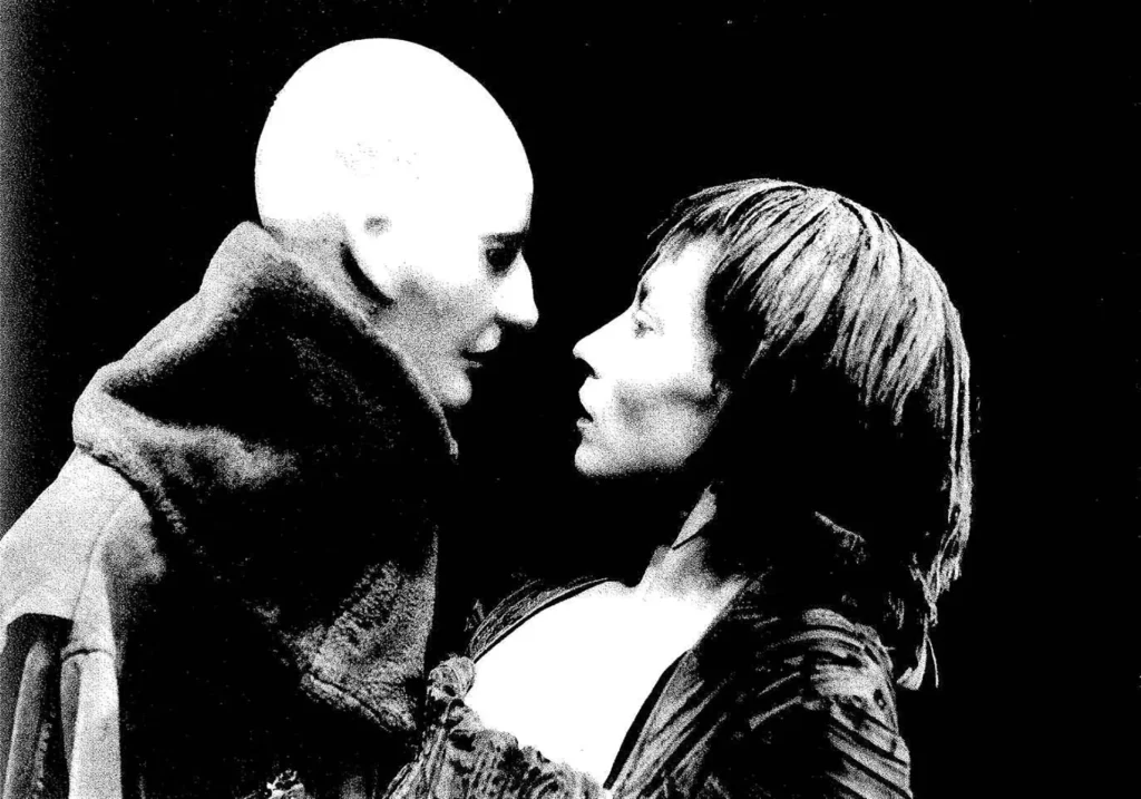 Nicole Mossoux dans TWIN HOUSES, 1995. Photos M. Wajnrych.