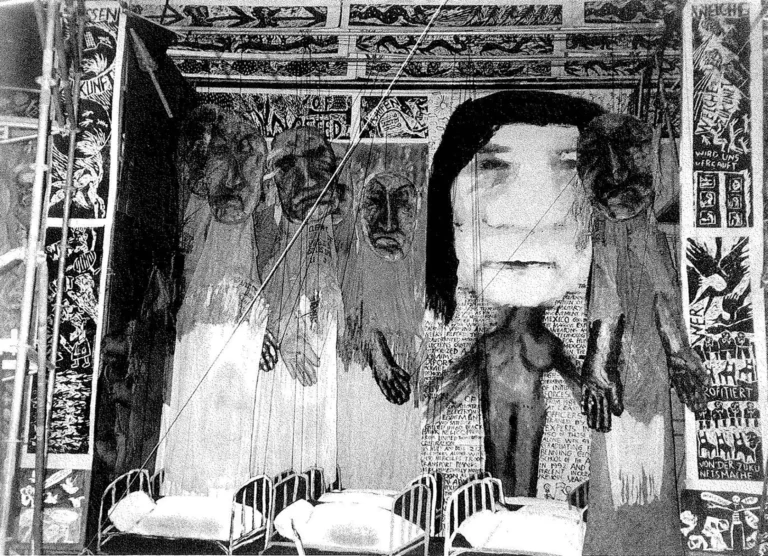 CATHÉDRALE DE PAPIER MÂCHÉ, Exposition universelle de Hanovre, mise en scène Peter Schumann, octobre 2000. Photo Rémi Paillard.