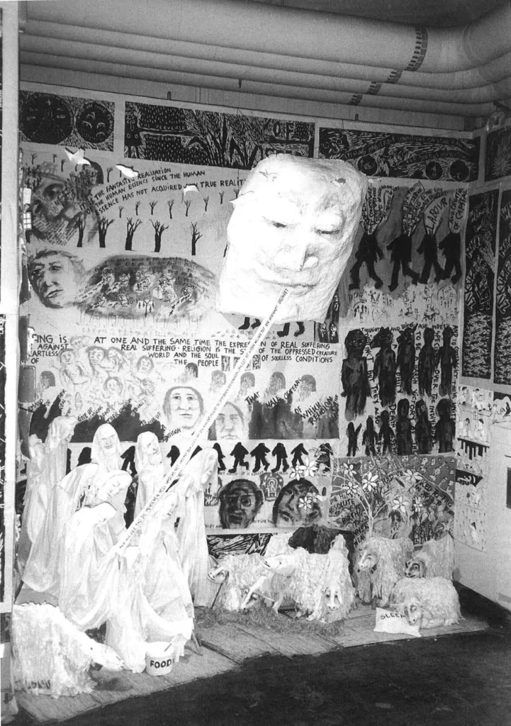 CATHÉDRALE DE PAPIER MÂCHÉ, Exposition universelle de Hanovre, mise en scène Peter Schumann, octobre 2000. Photo Rémi Paillard.