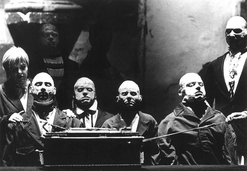 HAMLET-MACHINE de Heiner Müller, mise en scène Daniel Veronese, 1995. Photo Brigitte Pougeoise.