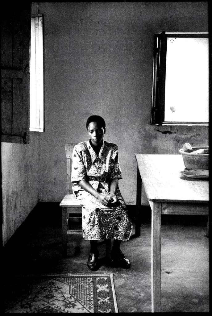 Jeannette, 17 ans, Rwanda, Nyamata, août 1999. Photo Raymond Depardon, Agence Magnum.