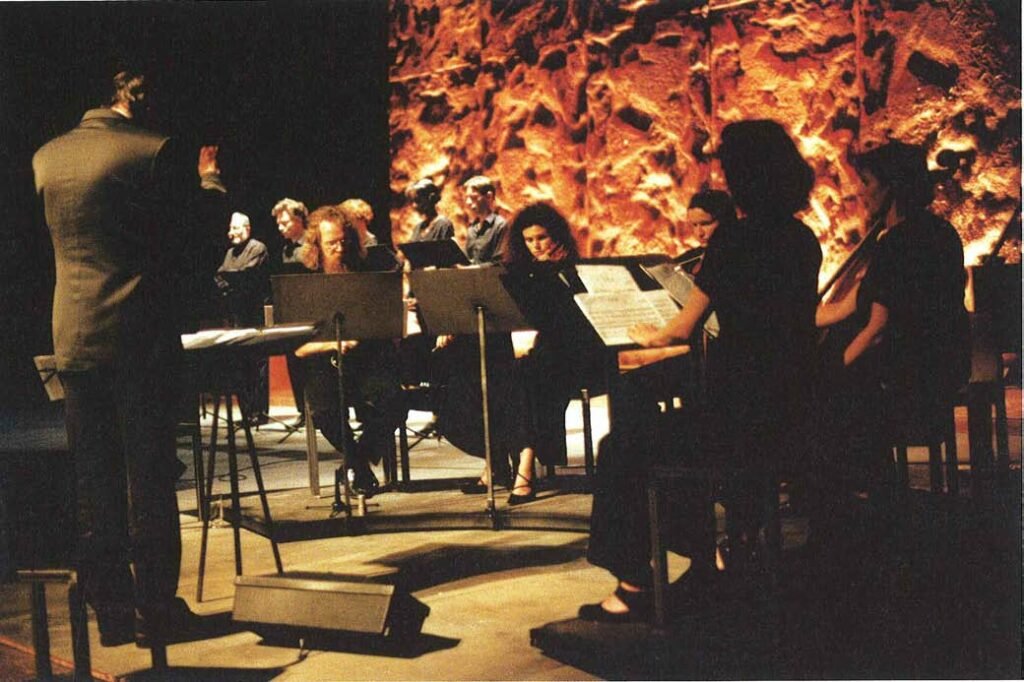 Garrett List, de dos dirigeant chanteurs et musiciens, Rwanda 94. Photo Lou Hérion.