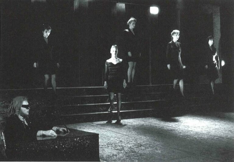 Trash (a lonely PRAYER). Photo Lou Hérion.