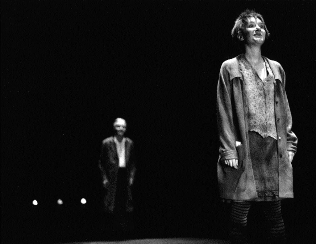 Ginette Morin et Annick Bergeron dans CATOBLÉPAS de Gaétan Soucy, mise en scène de Denis Marleau, 2001. Photo Richard-Max Tremblay.