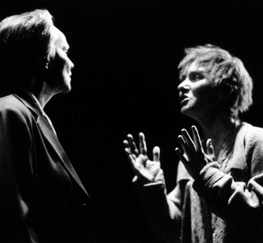 Ginette Morin et Annick Bergeron dans CATOBLÉPAS de Gaétan Soucy, mise en scène de Denis Marleau, 2001. Photo Richard-Max Tremblay.