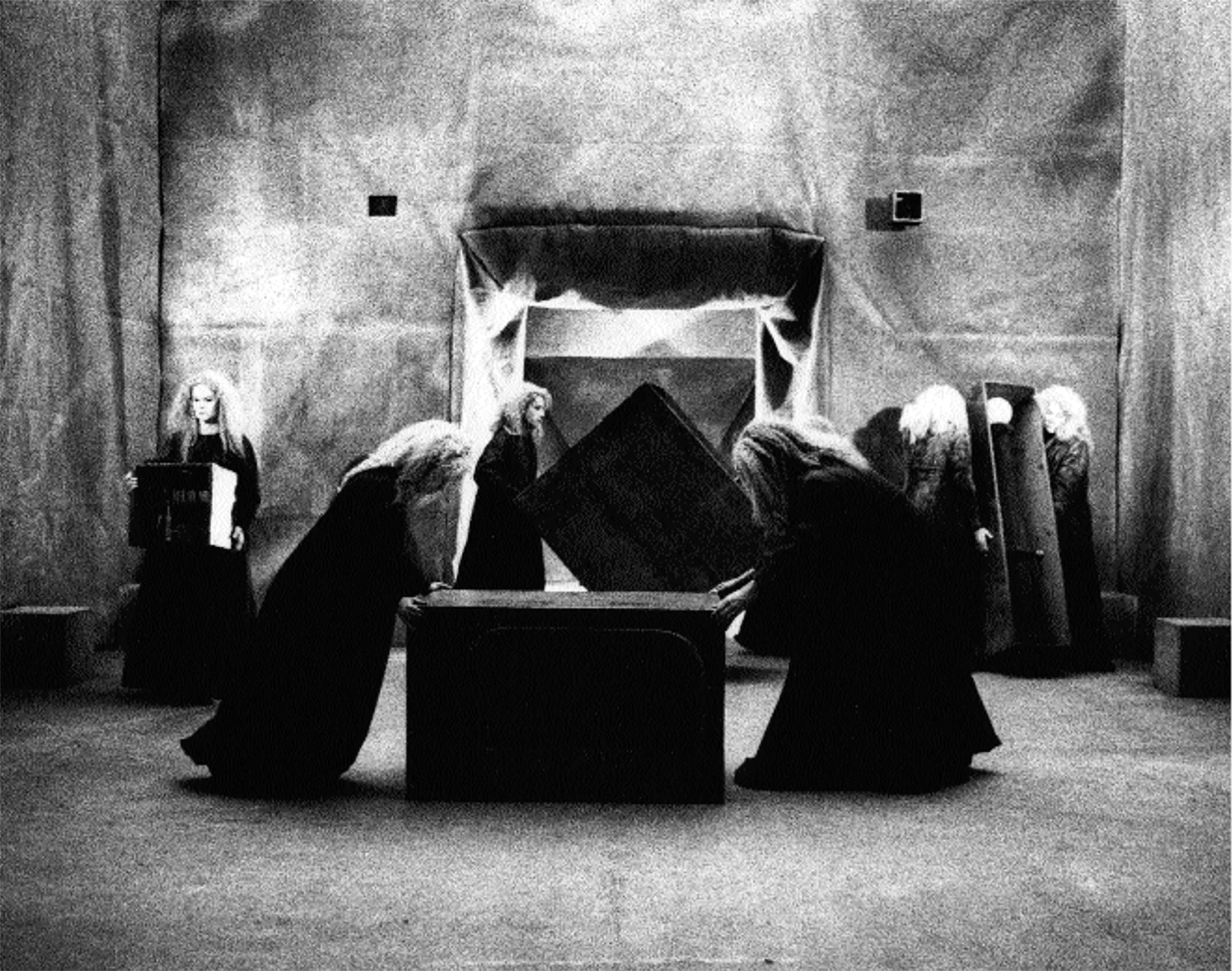 CANTATE GRISE d’après Samuel Beckett, mise en scène de Denis Marleau, 1990. Photo Josée Lambert.