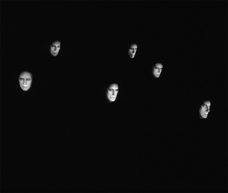 Paul Savoie dans LES AVEUGLES de Maurice Maeterlinck, fantasmagorie technologique de Denis Marleau, 2002. Photo Richard-Max Tremblay.