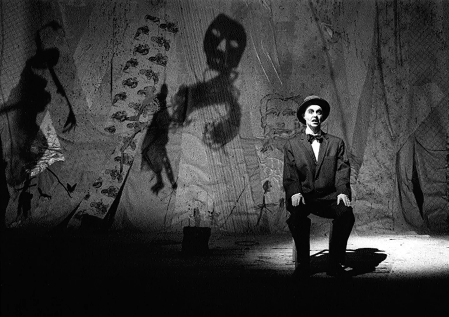 Danièle Panneton dans UBU CYCLE d’après Alfred Jarry, mise en scène de Denis Marleau, 1989. Photo Josée Lambert.