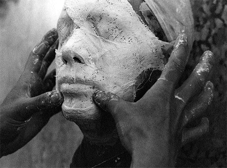 Claude Rodrigue fabriquant le masque de la comedienne Céline Bonnier pour LES AVEUGLES de Maurice Maeterlinck, fantasmagorie technologique de Denis Marleau, 2002. Photo Richard-Max Tremblay.