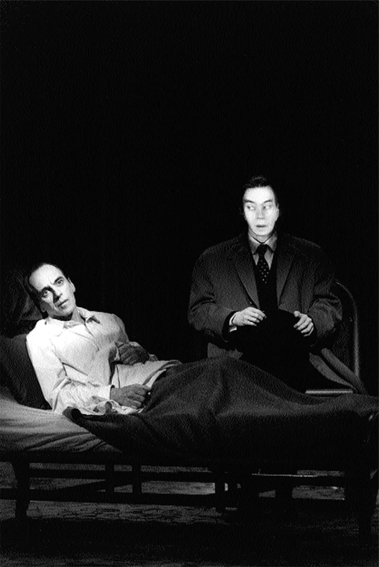 Paul Savoie et Daniel Parent dans LES TROIS DERNIERS JOURS DE FERNANDO PESSOA d’après Antonio Tabucchi, mise en scène de Denis Marleau, 1997. Photo Brigitte Enguerand.