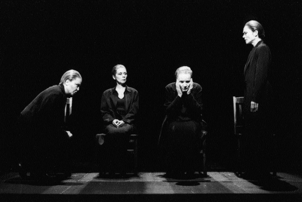 Louise Laprade, Louise Bombardier, Ginette Morin et Christiane Pasquier dans LE PETIT KÖCHEL de Normand Chaurette, mise en scène de Denis Marleau, 2000. Photo Marlène Gélineau Payette.