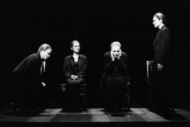 Louise Laprade, Louise Bombardier, Ginette Morin et Christiane Pasquier dans LE PETIT KÖCHEL de Normand Chaurette, mise en scène de Denis Marleau, 2000. Photo Marlène Gélineau Payette.
