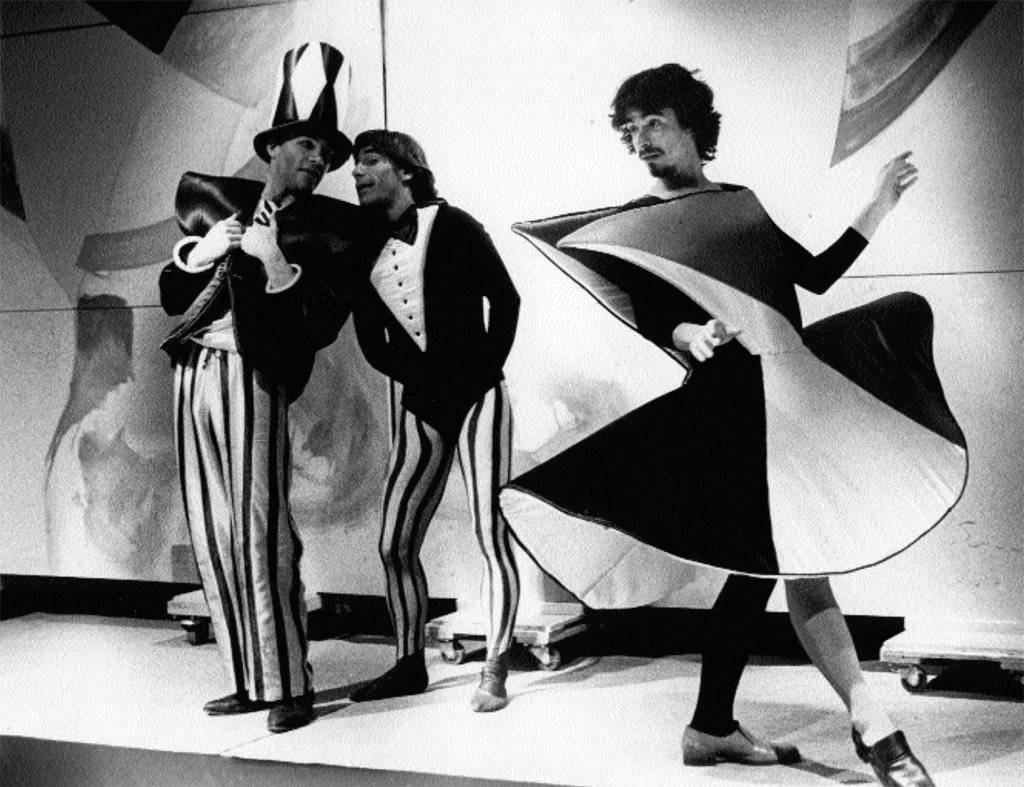 Carl Béchard, Bernard Meney et Pierre Chagnon dans CŒUR À GAZ ET AUTRES TEXTES DADA, d’après Tristan Tzara, Francis Picabia, André Breton, Serner, Kurt Schwitters et Hugo Ball, mise en scène de Denis Marleau, 1981. Photo Gabriel Lefebvre.