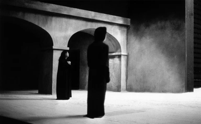 INTÉRIEUR, mise en scène Claude Régy, Le vieillard (Muni) et Marie (Catherine Mouchet). Photo Bernand.