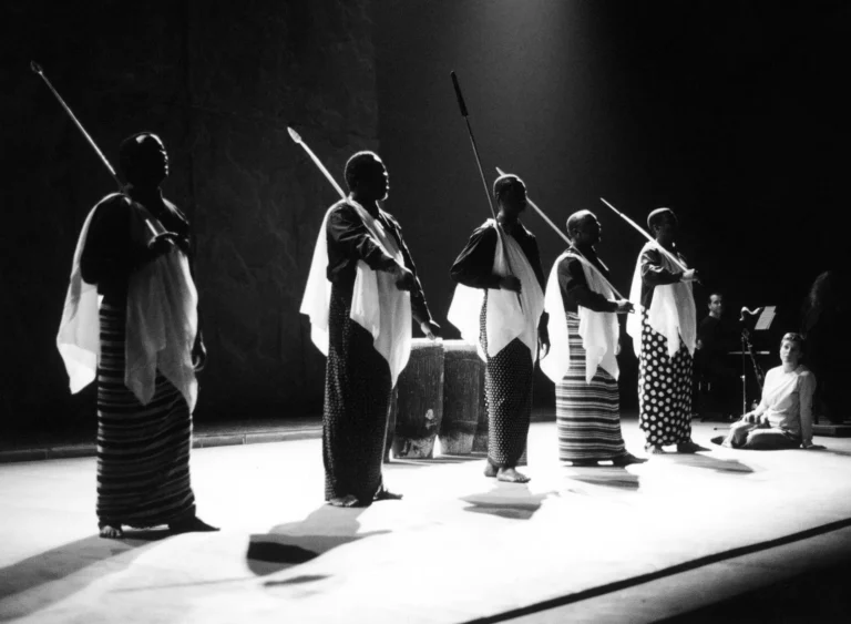 RWANDA 94, chœur des morts, Groupov, mise en scène de Jacques Delcuvellerie. Photo Lou Hérion.