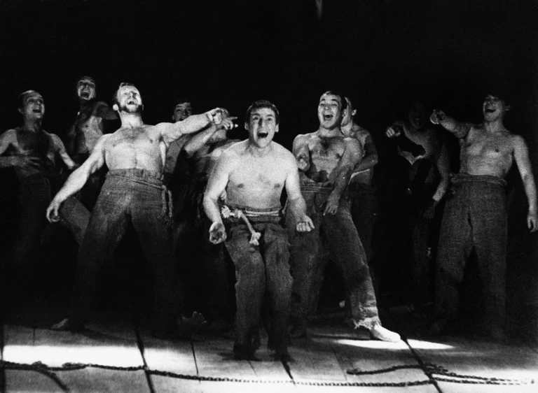 Chœur masculin avec son coryphée Vladimir Vyssotski, POUGATCHEV de S. Essenine, théâtre de la Taganka, 1967, Moscou, mise en scène I. Lioubimov (D.R.).