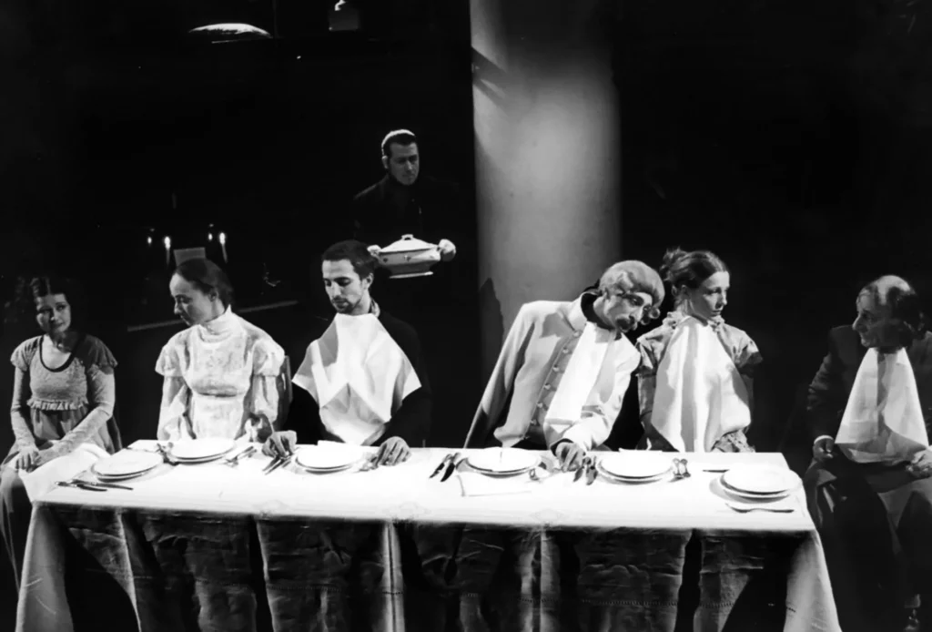 GUERRE ET PAIX de Léon Tolstoï, mise en scène de Piotr Fomenko Photo Vladimir Loupovskoï.