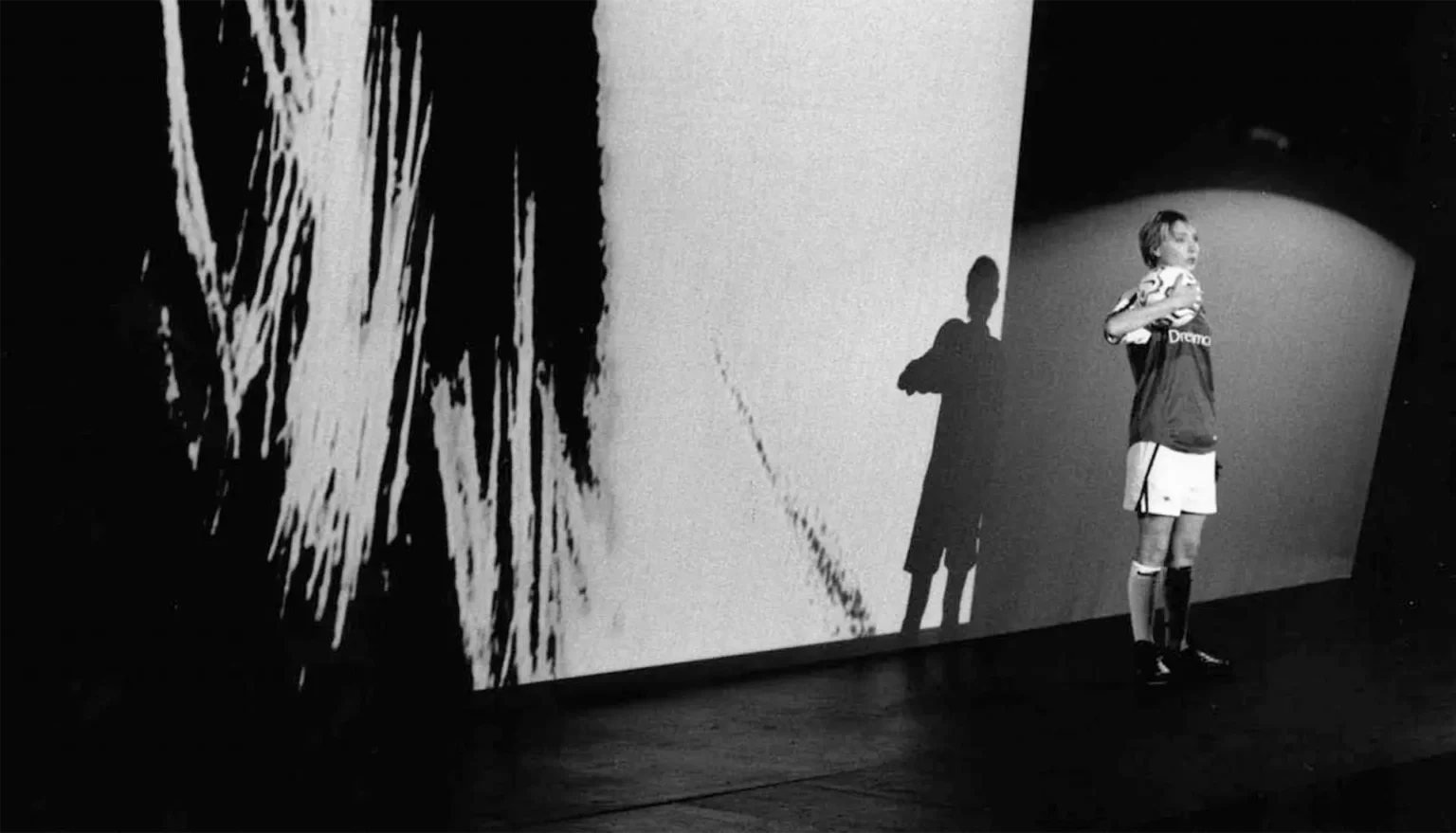 Nathalie Richard dans PROJECTION PRIVÉE/THÉÂTRE PUBLIC sur des poèmes deW. H. Auden, mise en scène de Jean-François Peyret. - Photo Jacquie Bablet.