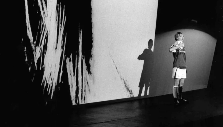 Nathalie Richard dans PROJECTION PRIVÉE/THÉÂTRE PUBLIC sur des poèmes deW. H. Auden, mise en scène de Jean-François Peyret. - Photo Jacquie Bablet.