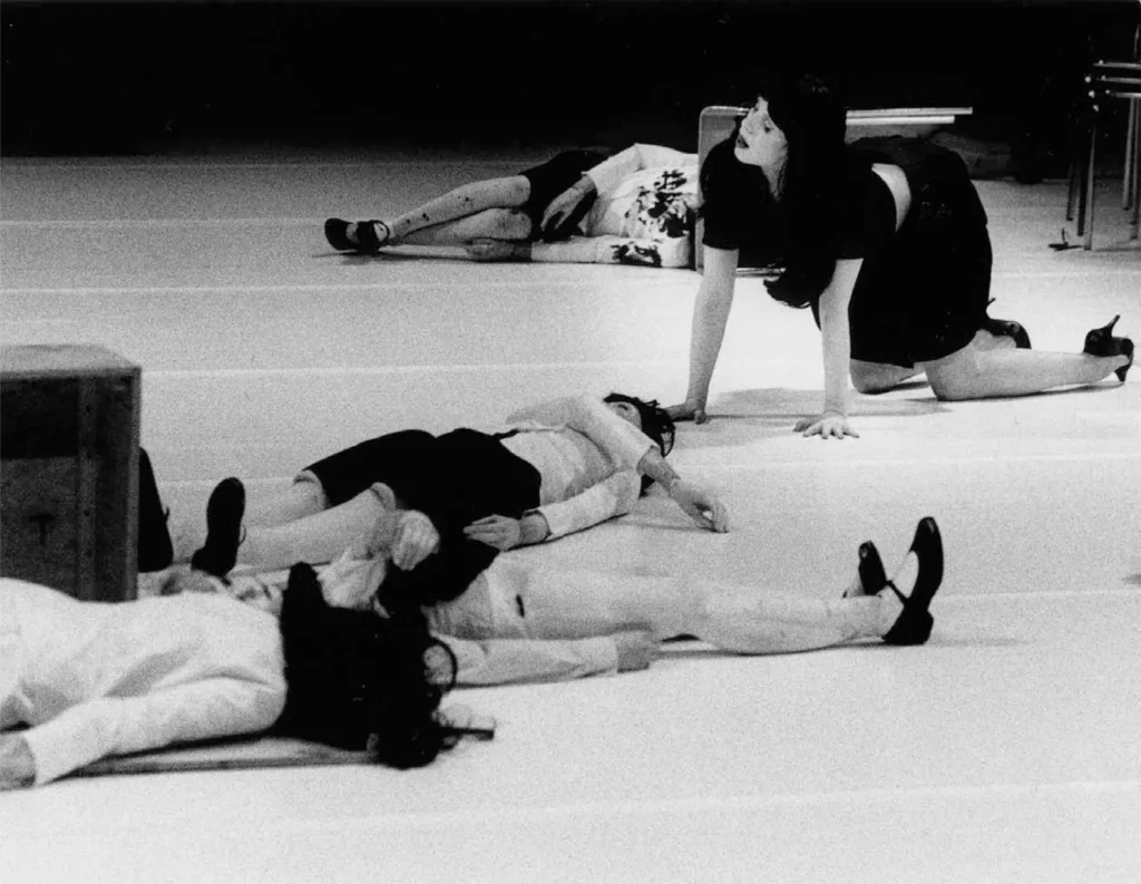 Anja Röttgerkamp dans I APOLOGIZE de Gisèle Vienne et Dennis Cooper. - Photo Mathilde Darel / UBEB, 2005.