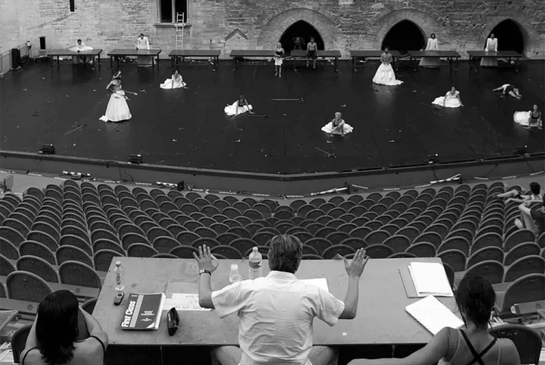 Jan Fabre dirige les répétitions de JE SUIS SANG dans la Cour d’honneur du Palais des Papes, Avignon, 2001.
