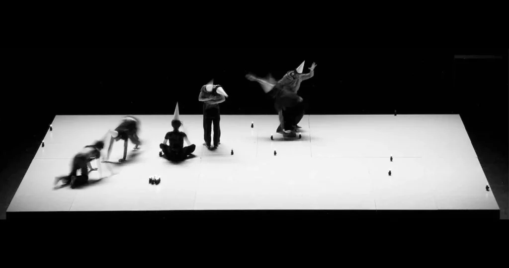 SOIT LE PUITS ÉTAIT TRÈS PROFOND, SOIT ILS TOMBAIENT TRÈS LENTEMENT, CAR ILS EURENT LE TEMPS DE REGARDER TOUT AUTOUR de Christian Rizzo. - Photos Jean-Michel Hugo : l’association fragile.