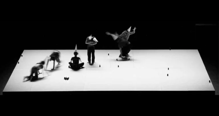 SOIT LE PUITS ÉTAIT TRÈS PROFOND, SOIT ILS TOMBAIENT TRÈS LENTEMENT, CAR ILS EURENT LE TEMPS DE REGARDER TOUT AUTOUR de Christian Rizzo. - Photos Jean-Michel Hugo : l’association fragile.