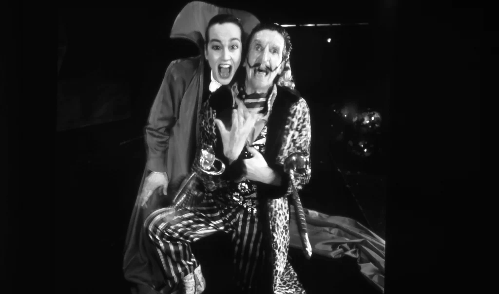 José Verheire et Elsemieke Scholte dans GLOWING ICONS de Jan Fabre. Photo Wolf & Wolf.