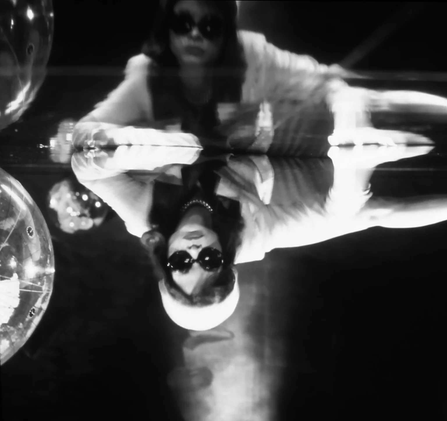 Renée Copraij dans GLOWING ICONS de Jan Fabre. Photo Wolf & Wolf.