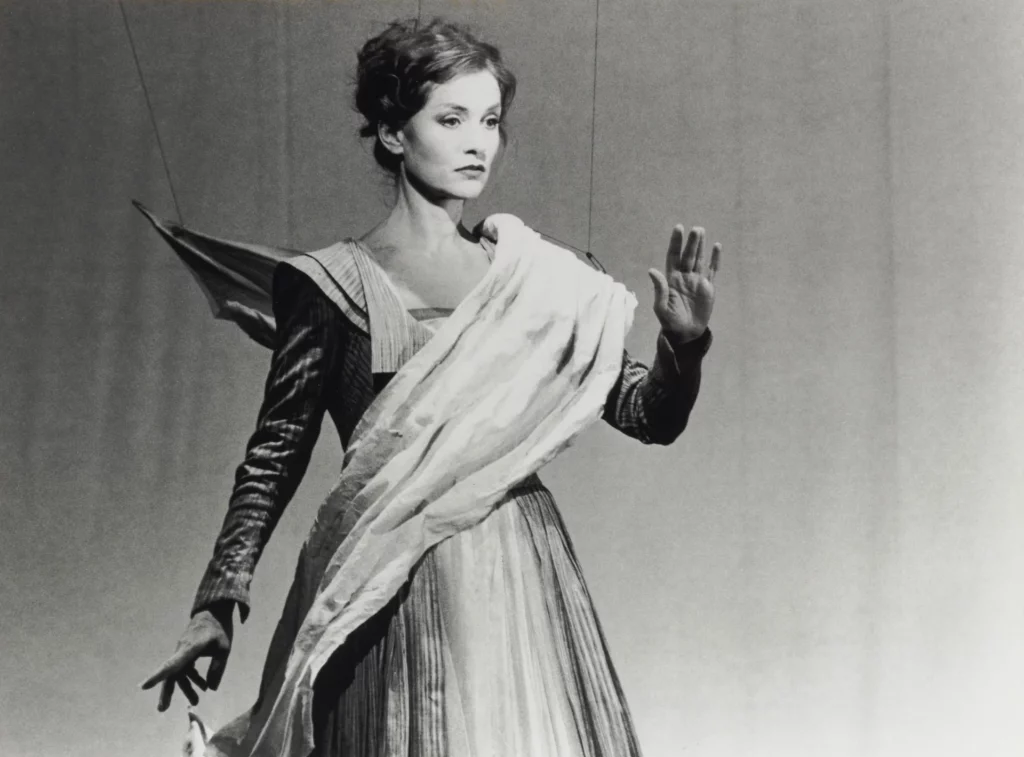 Isabelle Huppert dans ORLANDO d’après VirginiaWoolf, mise en scène RobertWilson, Odéon-Théâtre de l’Europe, 1993. Photo Abisag Tüllmann.