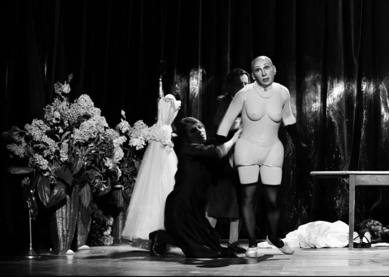 Marilú Marini, Laure Duthilleul et Alfredo Arias dans LES BONNES de Jean Genet, mise en scène Alfredo Arias, Théâtre de l’Athénée, Paris, 2001. Photo Brigitte Enguerand.